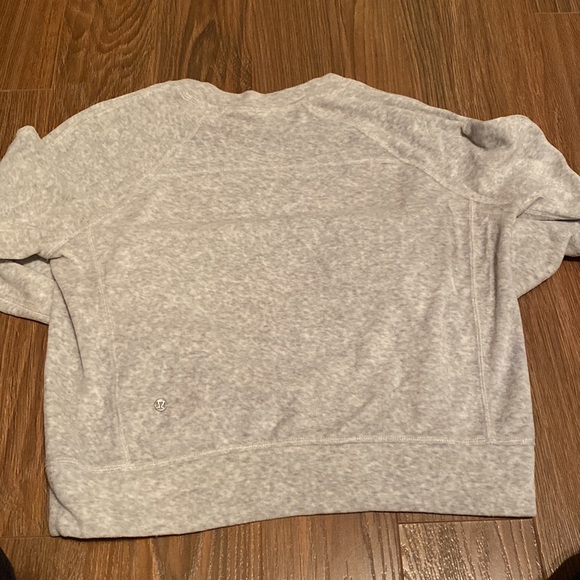 Super soft lululemon cropped velour sweater sz 4 - Picture 3 of 3
